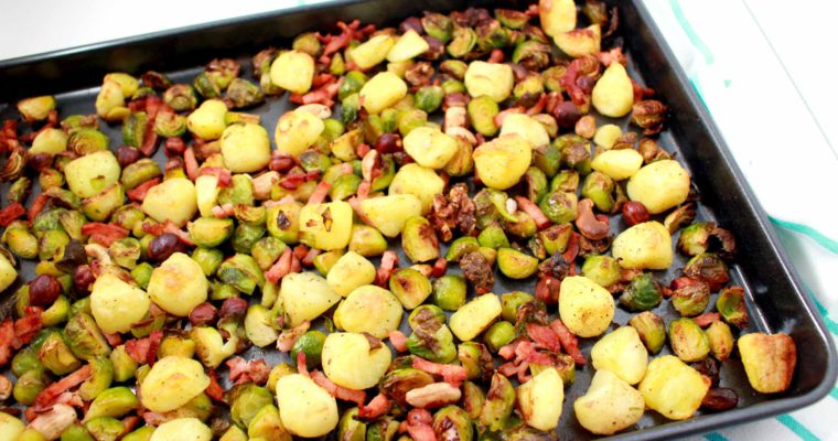 Spruitjes in de oven met aardappeltjes, spek en noten