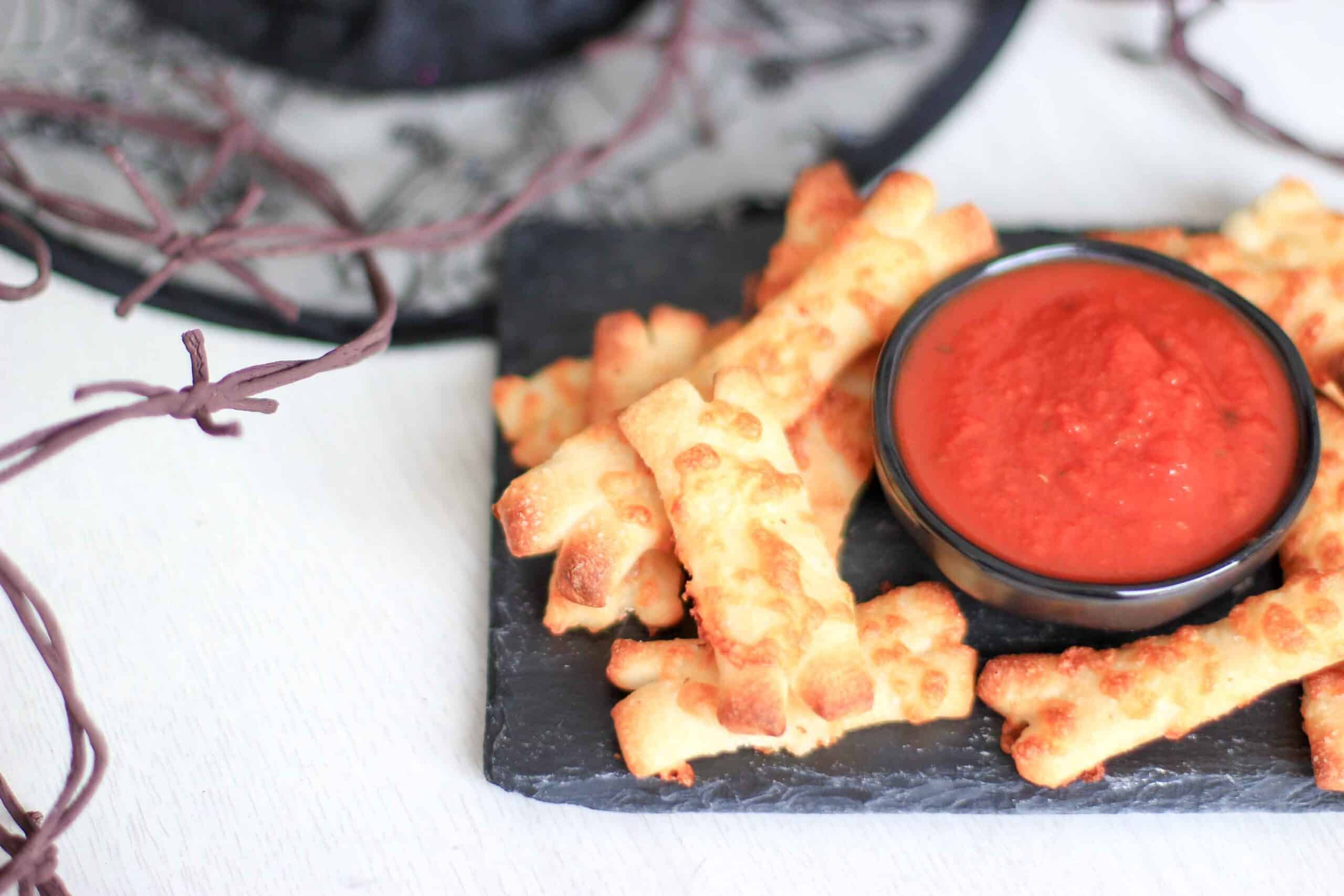 botjes-met-tomatensaus-halloween-hapje