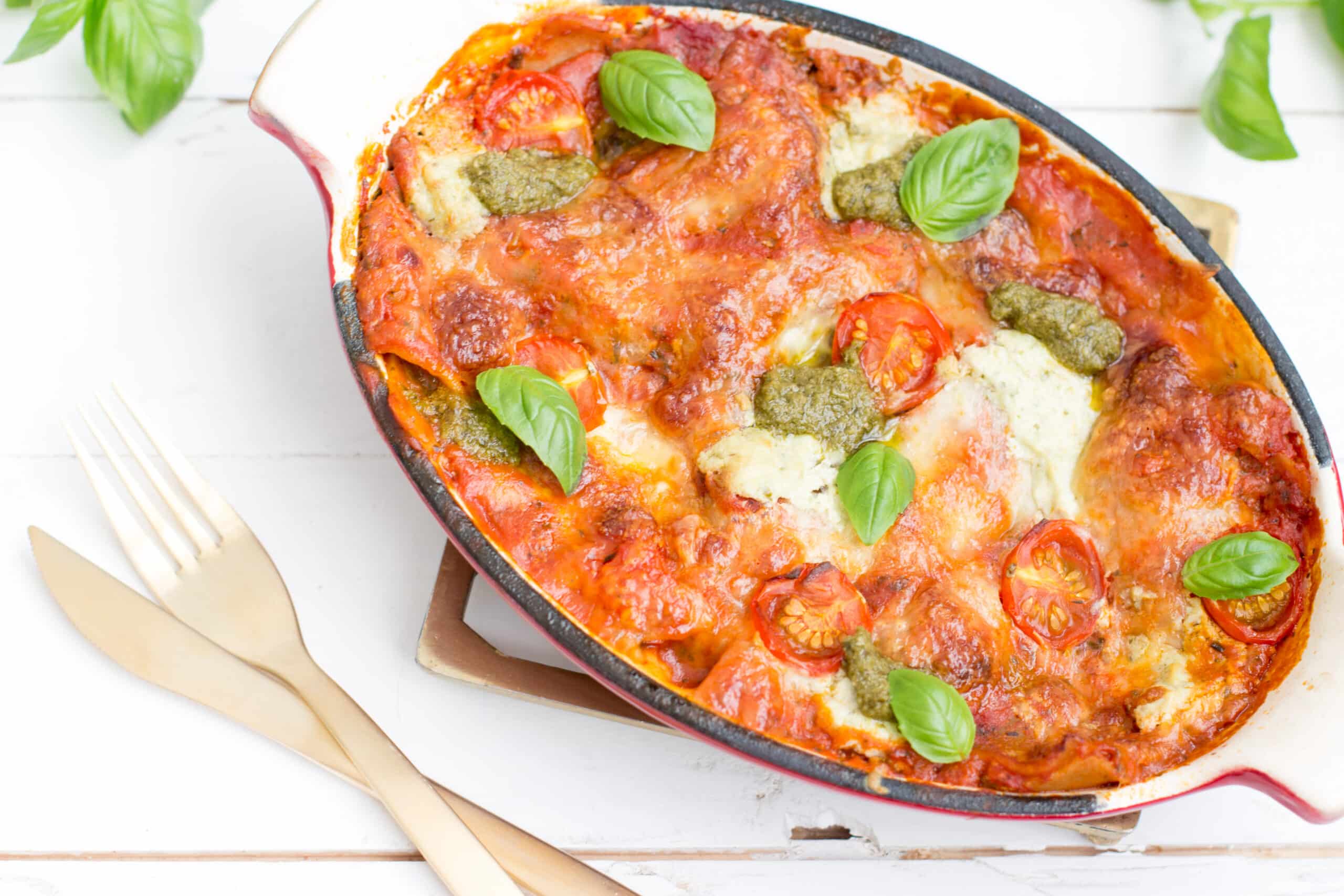 Lasagne met pesto in een ovenschaal bovenaanzicht