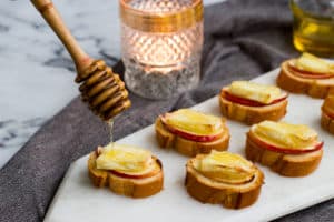 Bruschetta met brie, appel & honing