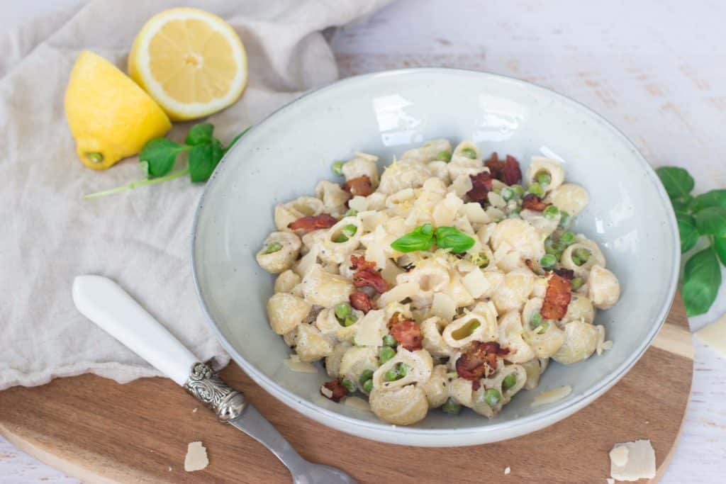 Zomerse pasta met erwtjes en pancetta Kokerellen
