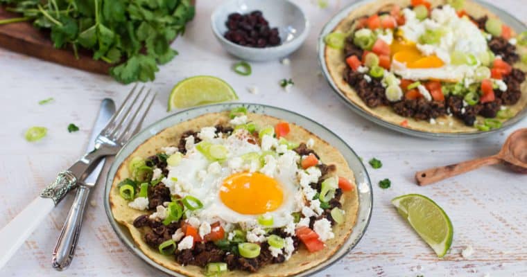 tostada zwarte bonen avocado ei limoen