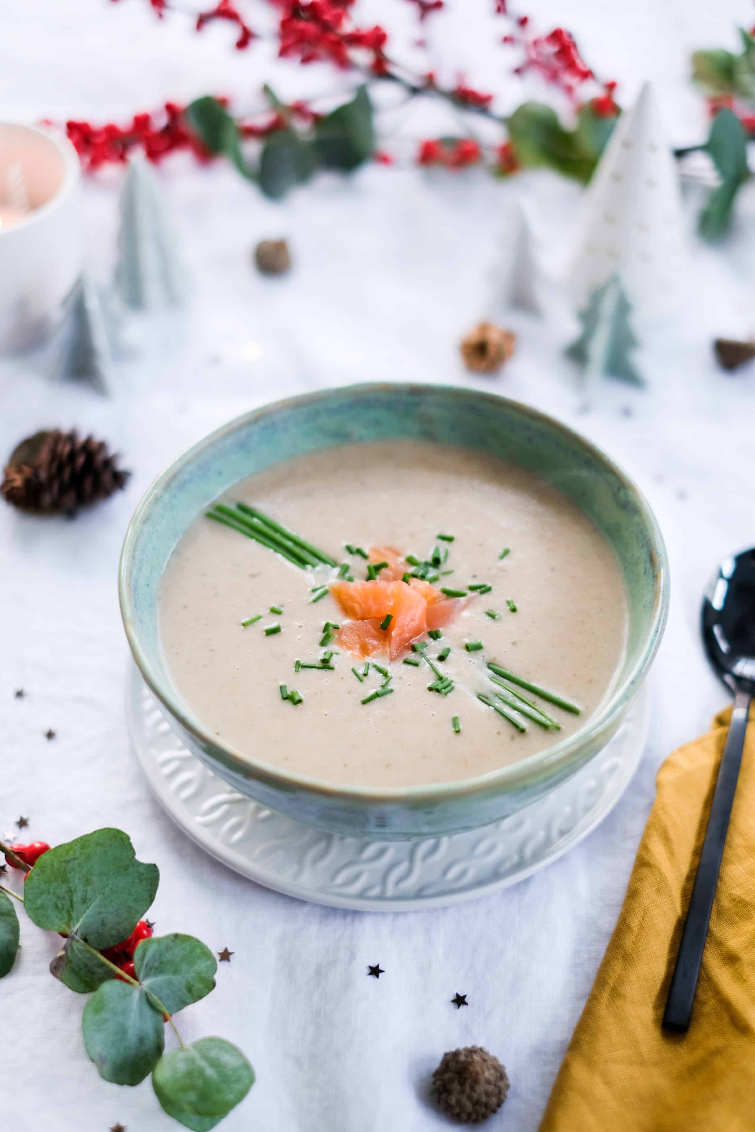 Feestelijke soep met gerookte zalm