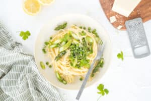 Lente pasta carbonara met asperges & erwtjes