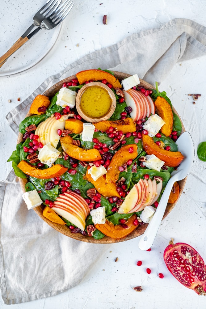 bovenaanzicht salade met pompoen