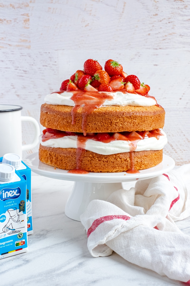 Vanillecake met slagroom en aardbeien Vanillecake met slagroom en aardbeien