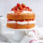 Vanillecake met slagroom en aardbeien
