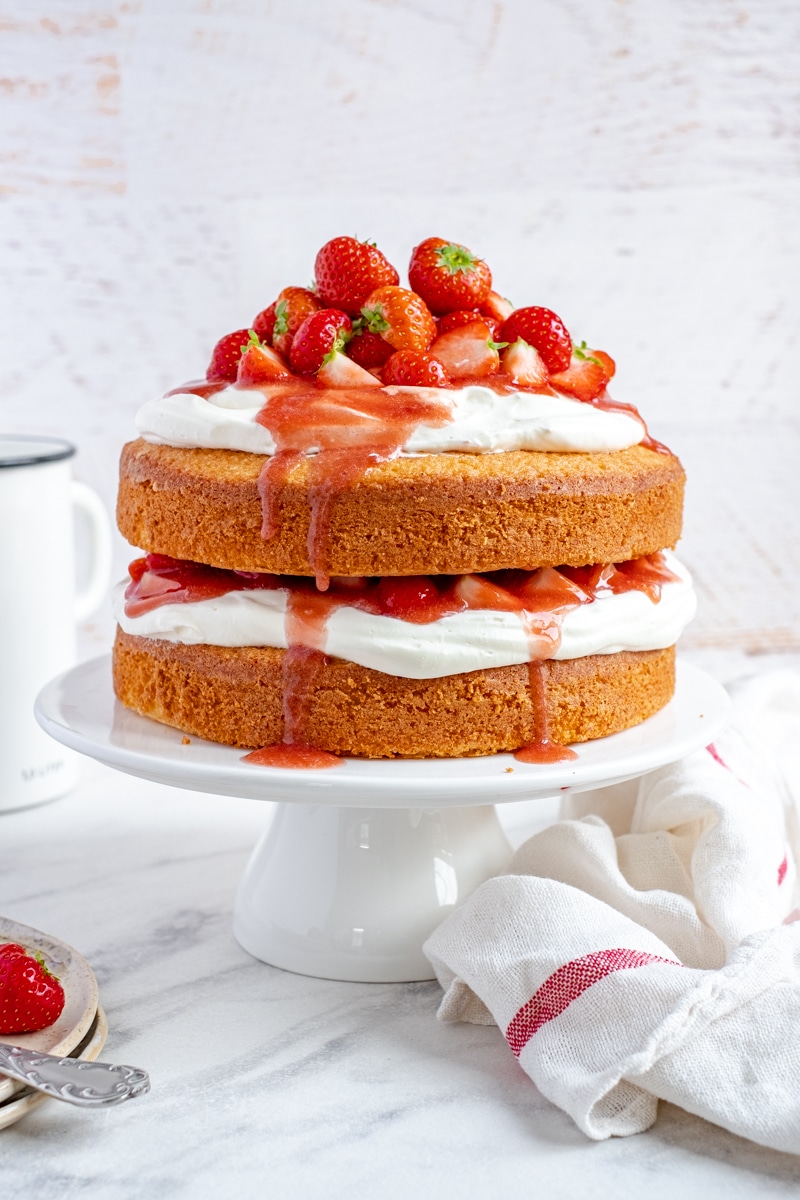 Vanillecake met slagroom en aardbeien Vanillecake met slagroom en aardbeien
