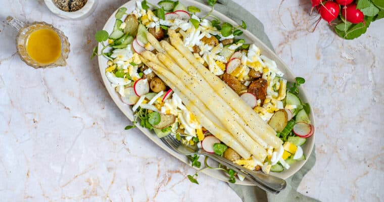 Lauw warme salade met asperges, krieltjes en ei