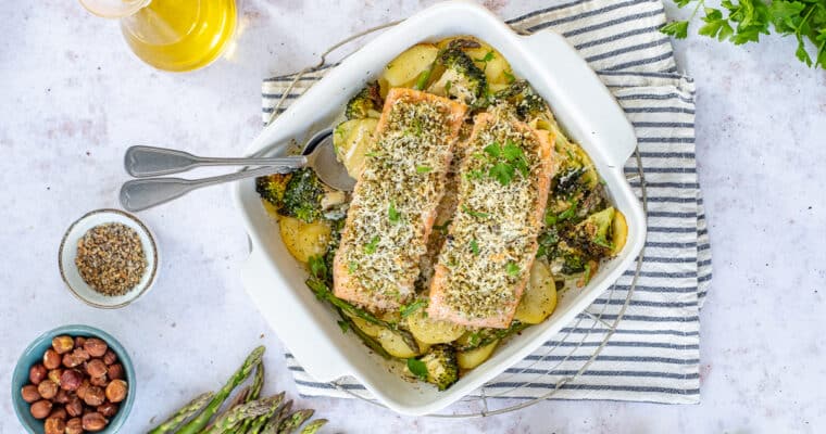 Romige ovenschotel met broccoli, asperges en zalm met notencrumble