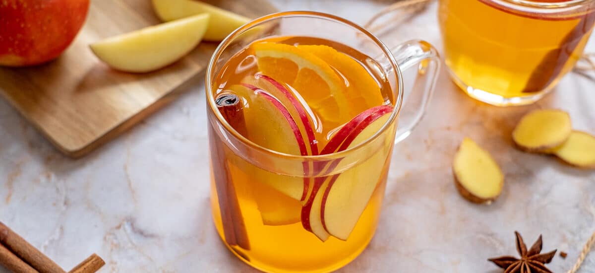 Winterse warme drank met fruit en rooibos thee