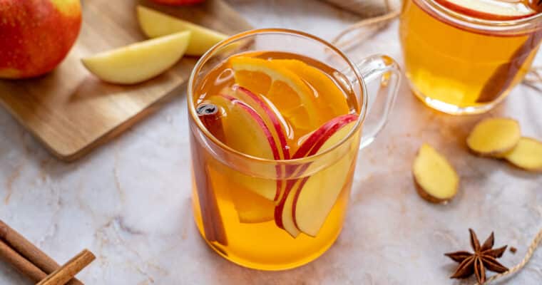Winterse warme drank met fruit en rooibos thee
