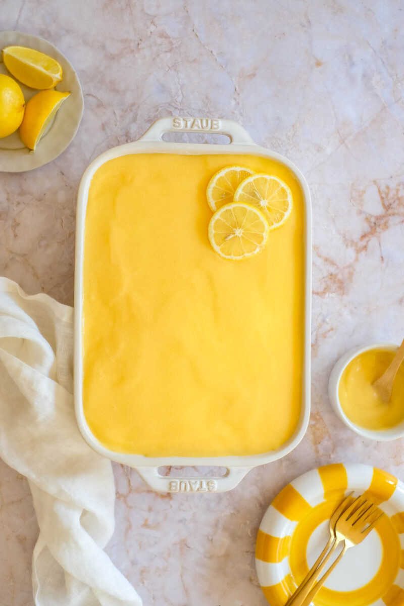 citroen tiramisu in bovenaanzicht met lemon curd bovenop