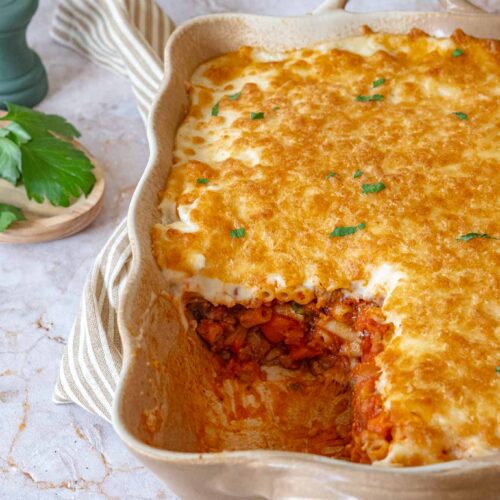 macaroni ovenschotel met gehakt - zoom in op de ovenschotel met een stukje eruit gesneden