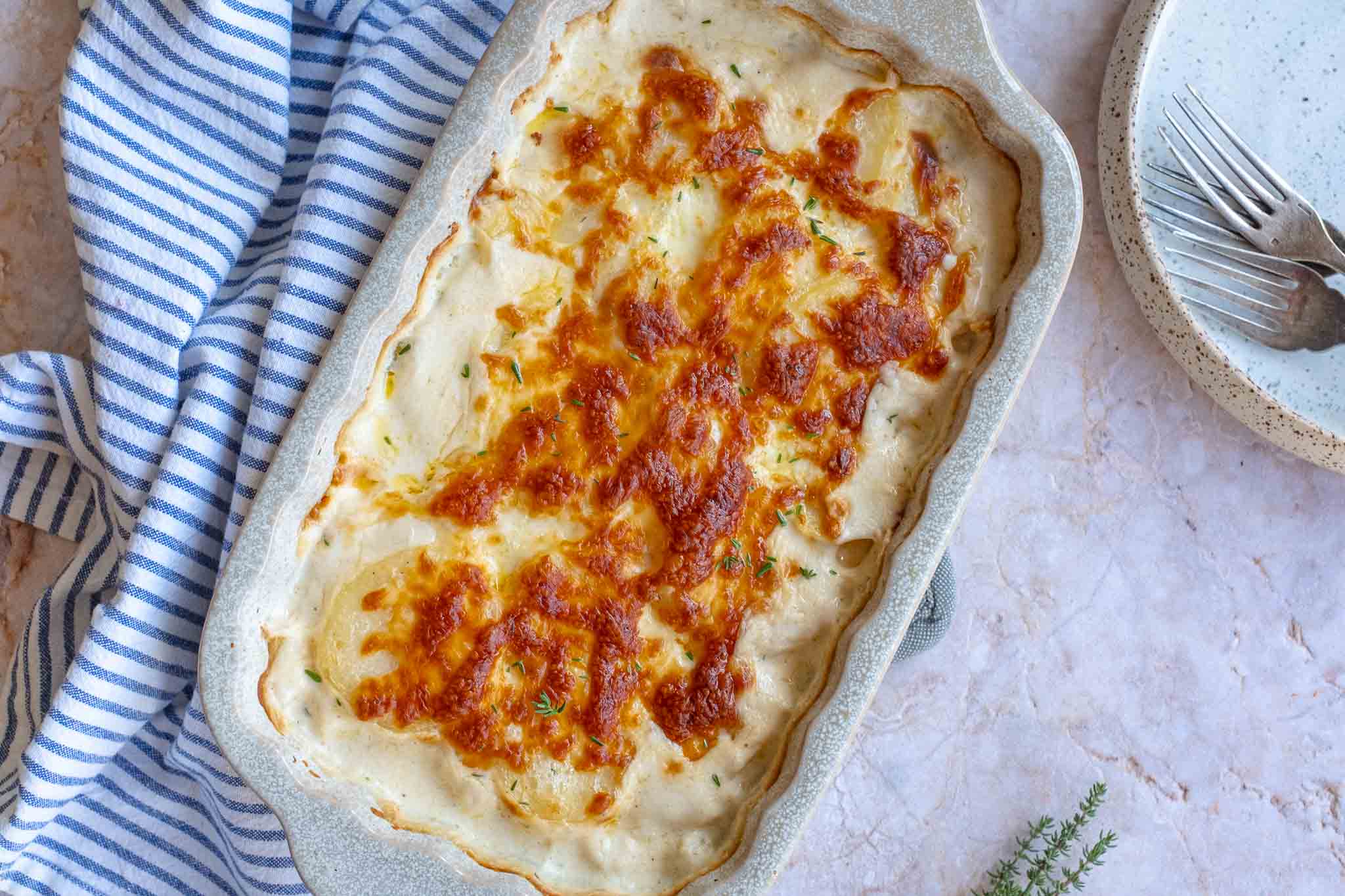 aardappel gratin van bovenaf in een ovenschaal