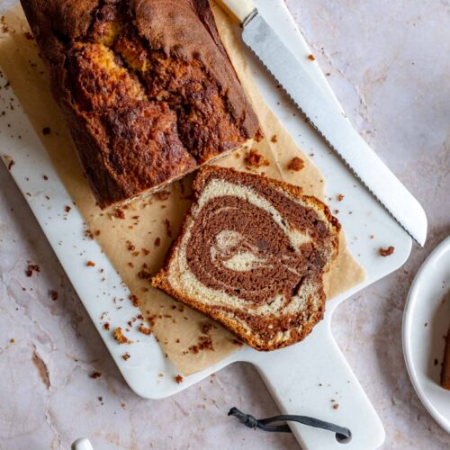 marmercake recept met plakje van de cake afgesneden - bovenaanzicht