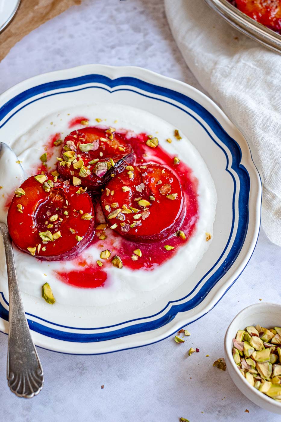 yoghurt met gebakken pruimen en pistache