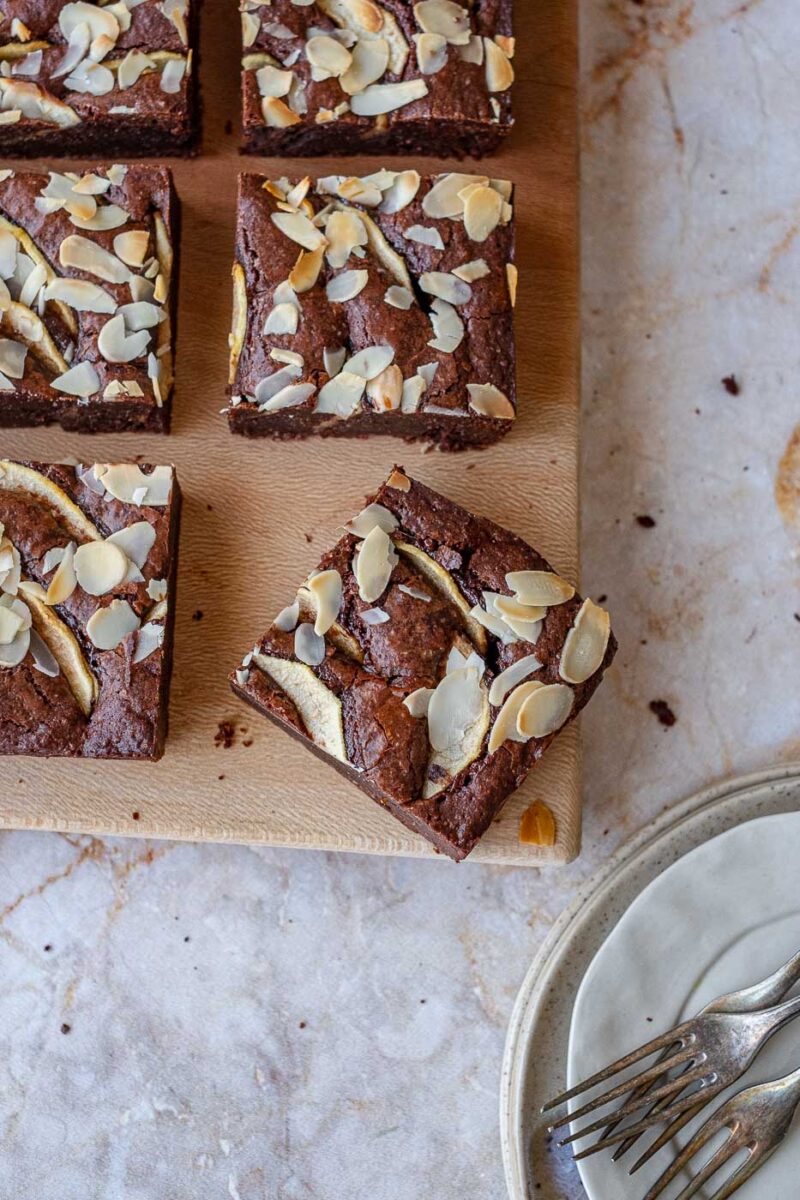 makkelijk brownie recept met amandelmeel close van een stukje