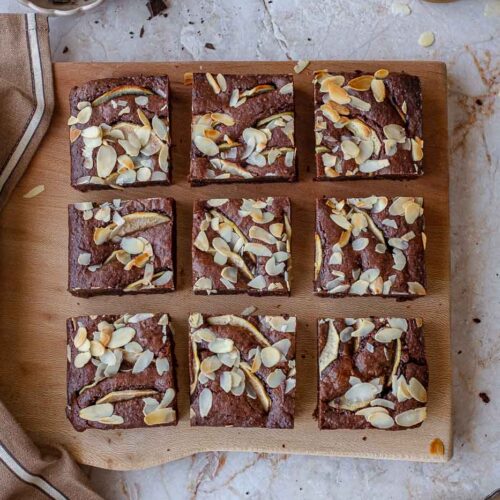 makkelijk brownie recept in 9 stukken gesneden
