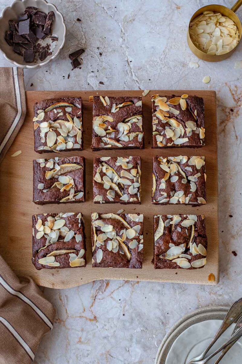 makkelijk brownie recept in 9 stukken gesneden