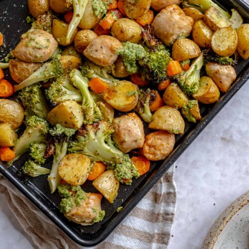 closeup traybake met worst en krieltjes