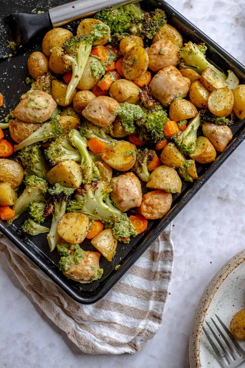 closeup traybake met worst en krieltjes