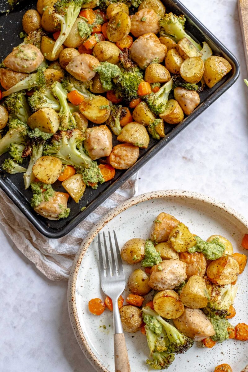 traybake met worst en krieltjes met uitgeschept bordje