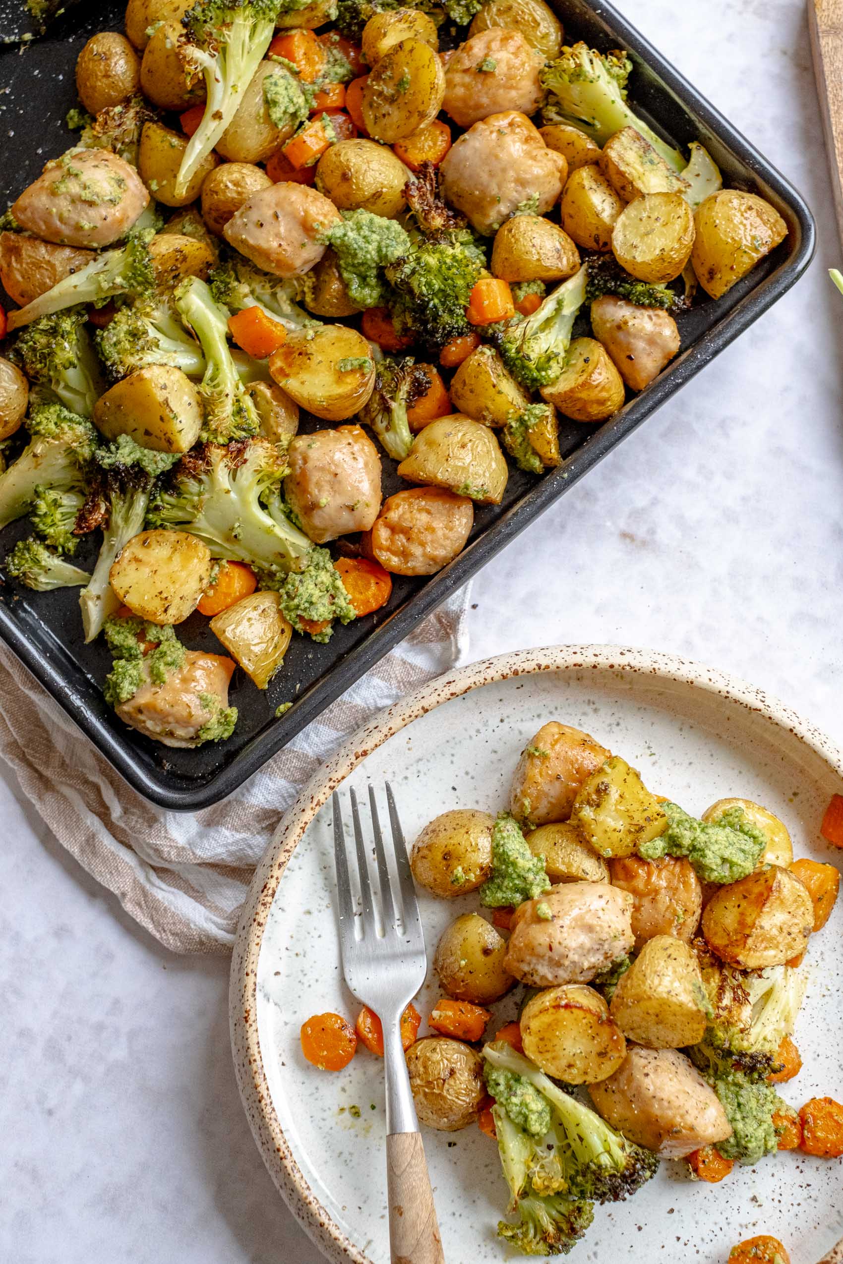 traybake met worst en krieltjes uitgeschept